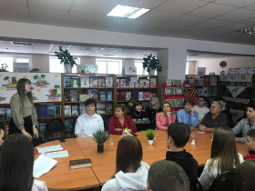 Обучающиеся 9-х классов МОУ Николаевская СШ посетили Николаевскую районную библиотеку.